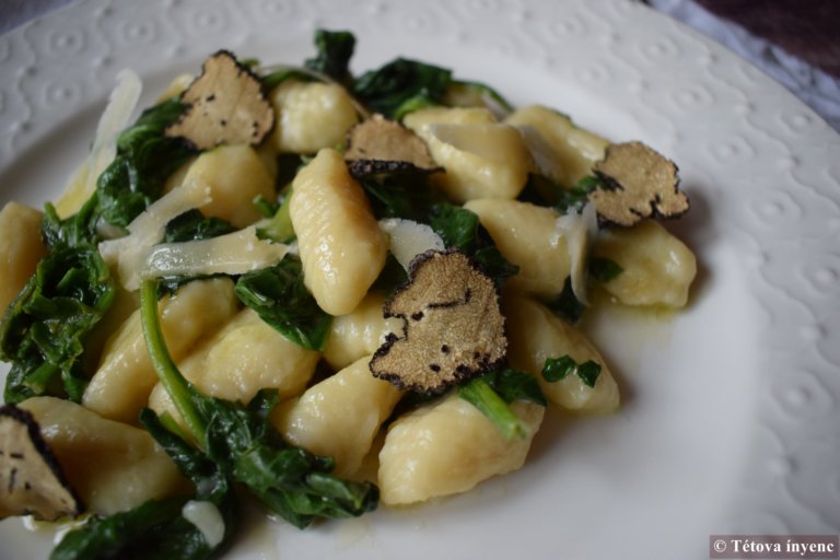 Spenótos gnocchi szarvasgombával